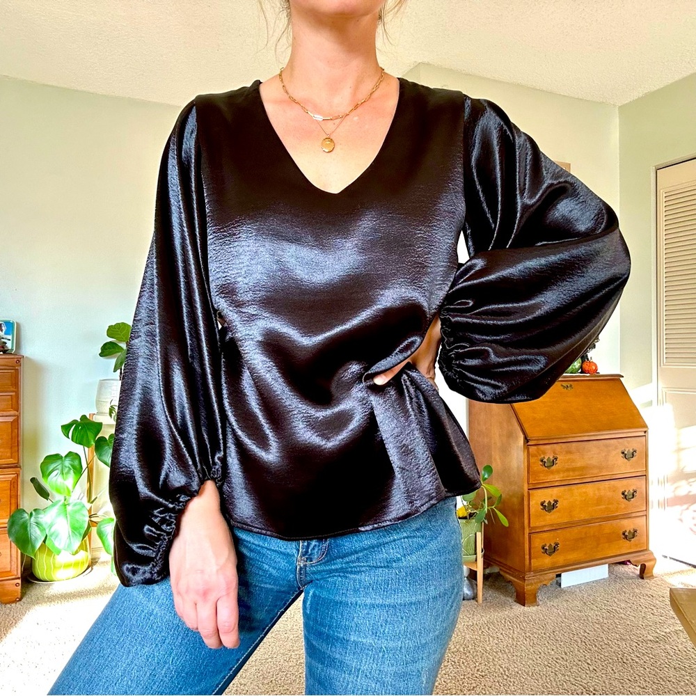 🌸VICI Silky Balloon Sleeve Top